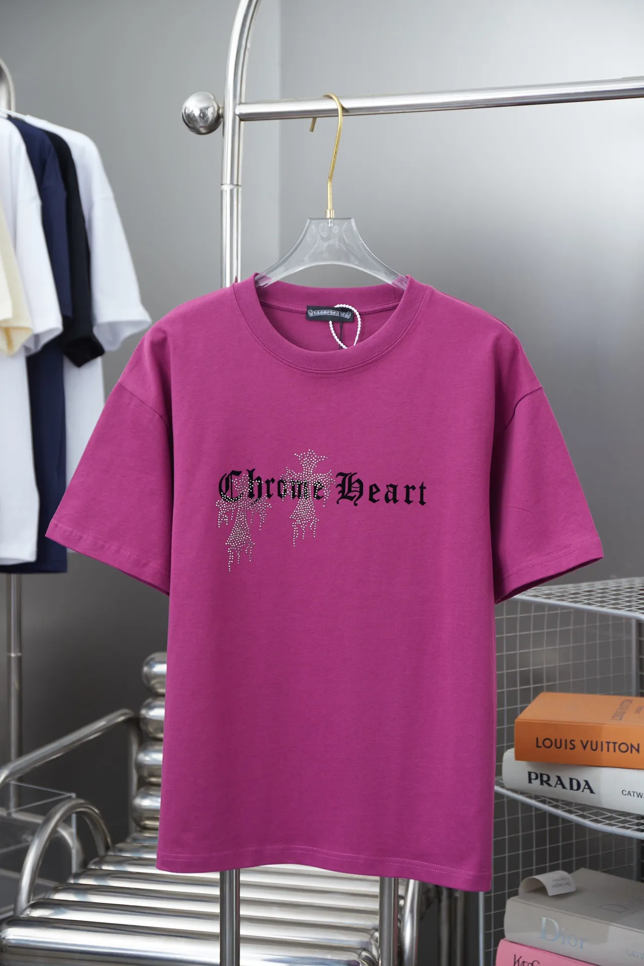 🅿️200 Chrome Hearte 25SS early spring new style, flocking printed hot diamond short sleeves, light luxury, essential item for daily commuting for men and women, correct version, welcome to compare, detailed features · 280 grams of 100% pure cotton double yarn jersey fabric · Special thickened 32 pieces of double-strand 1X1 thread in the same vat custom dyeing · Three-dimensional flocking pattern ➕Imported Australian matte pearl diamonds · Double needle stitching and cross-stitch technology · Original main mark, washed tag, brand moisture-proof paper packaging Color: black/white/blue/burgundy Size: S/M/L/XL